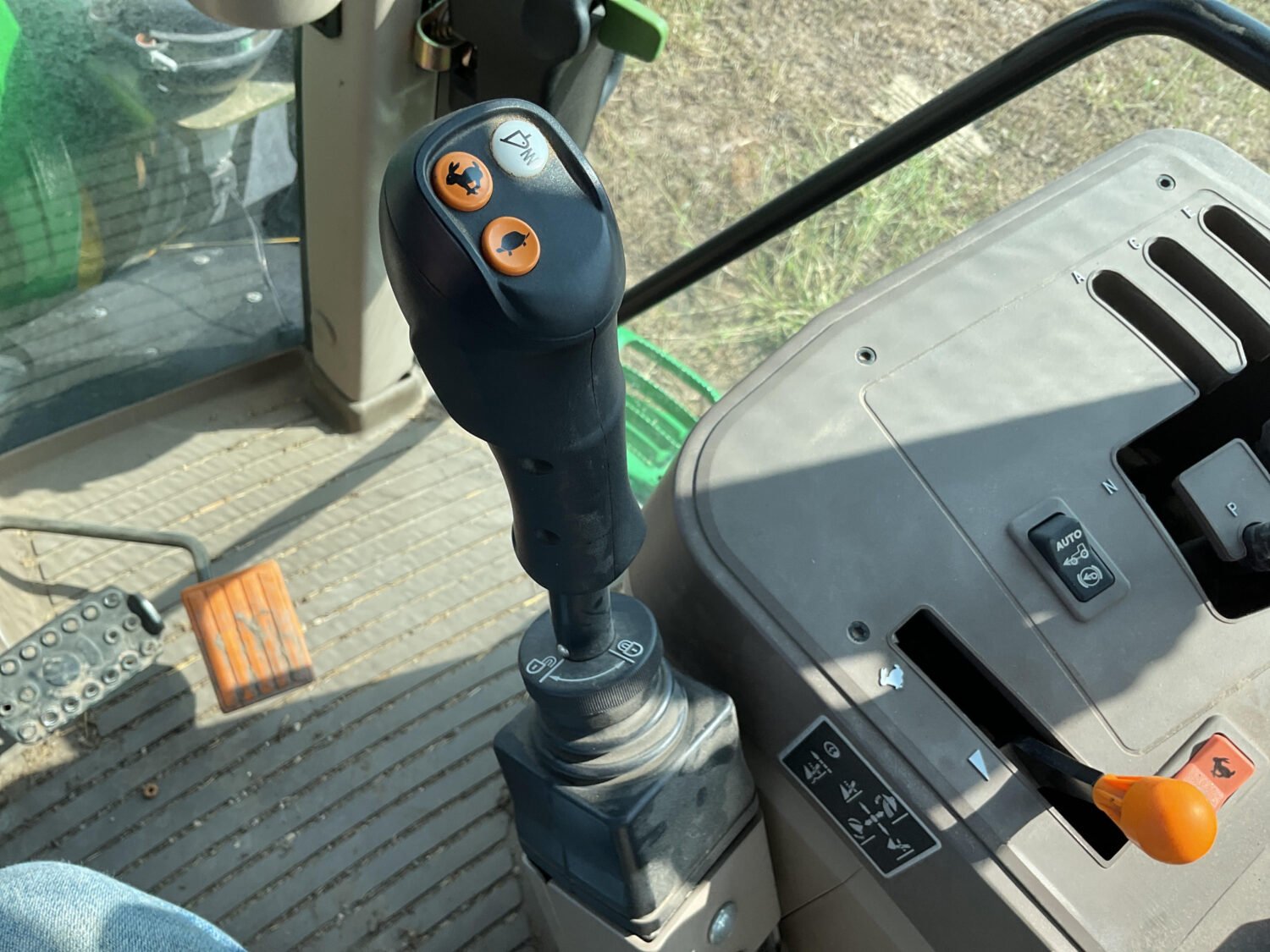 2015 John Deere 6125M (26)