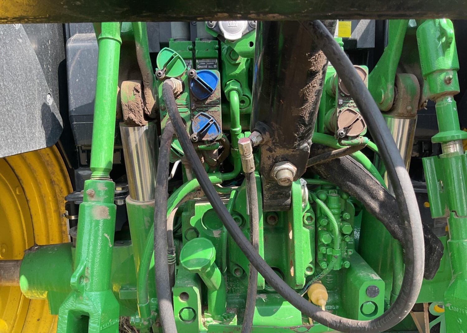 2015 John Deere 6125M (9)