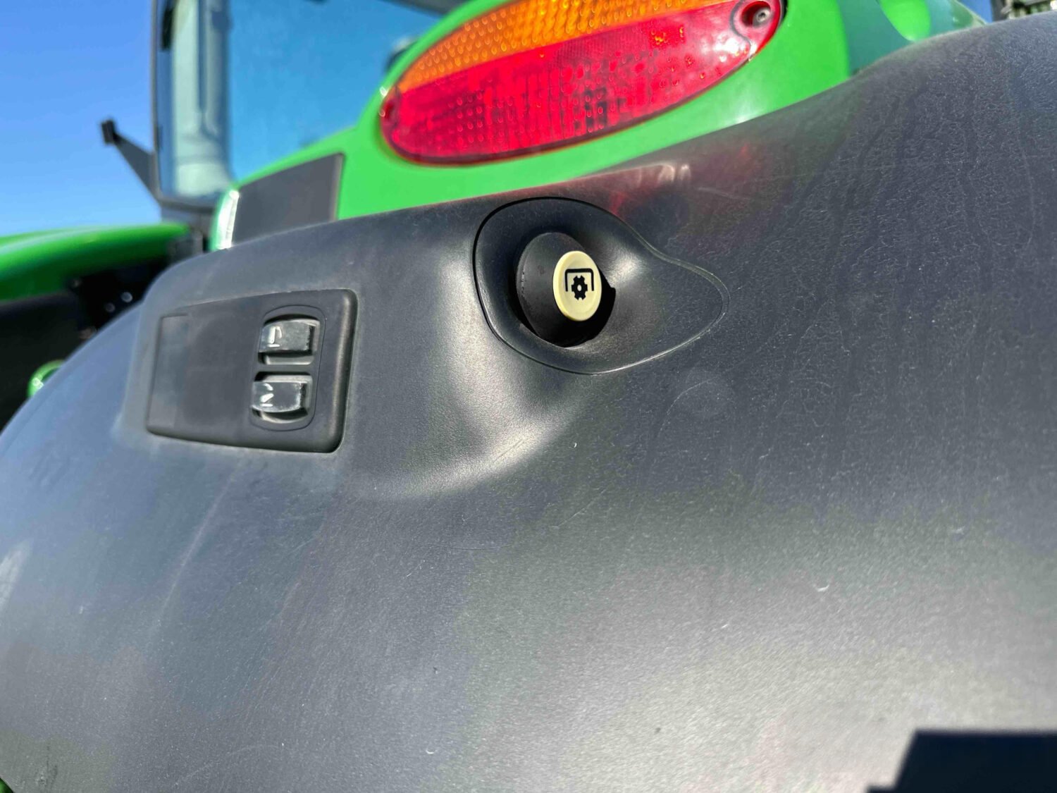 2016 John Deere 6130R (10)