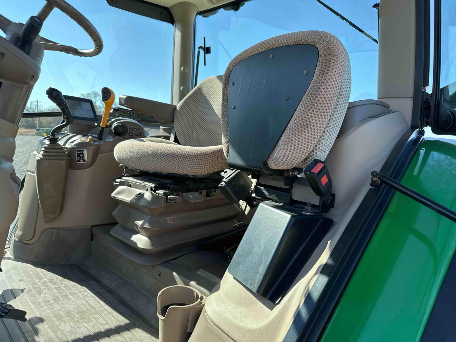 2016 John Deere 6130R (34)