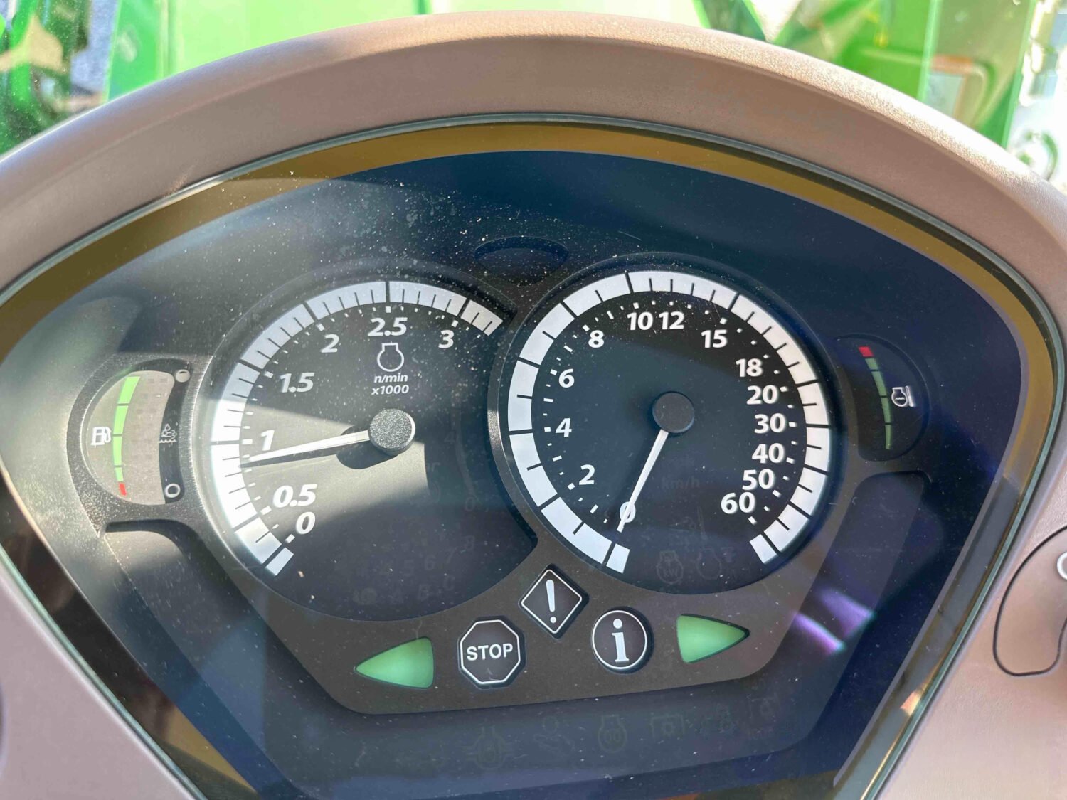 2016 John Deere 6130R (43)