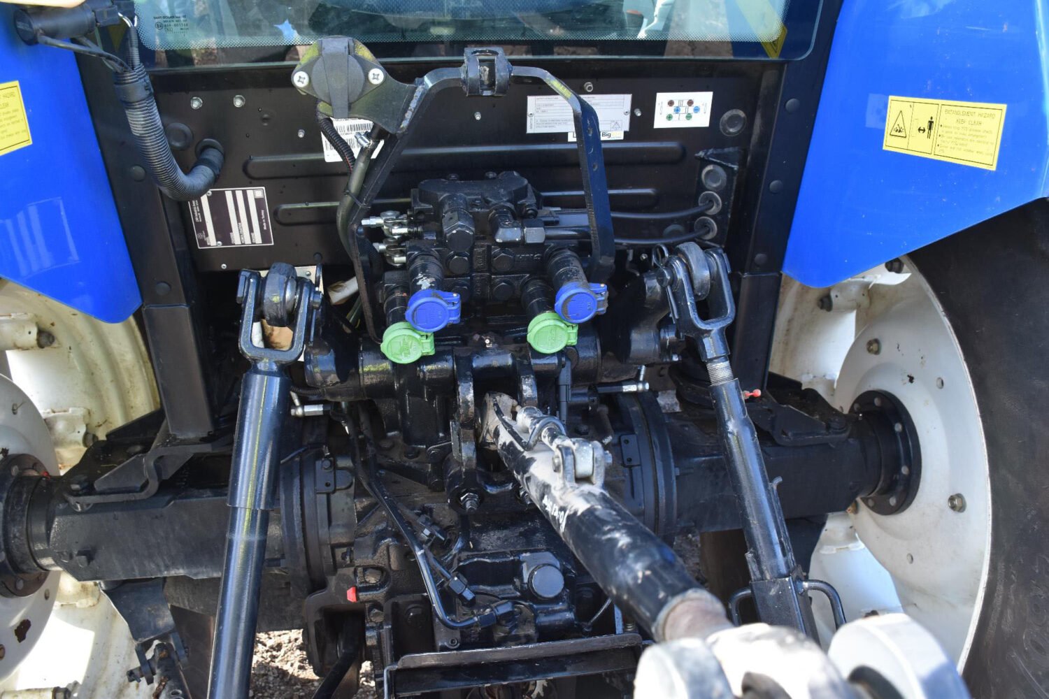 1new-holland-powerstar-110-mfwd-tractor-w-loader-2_07e1d8f0a6b94577aae91497ad086f1e