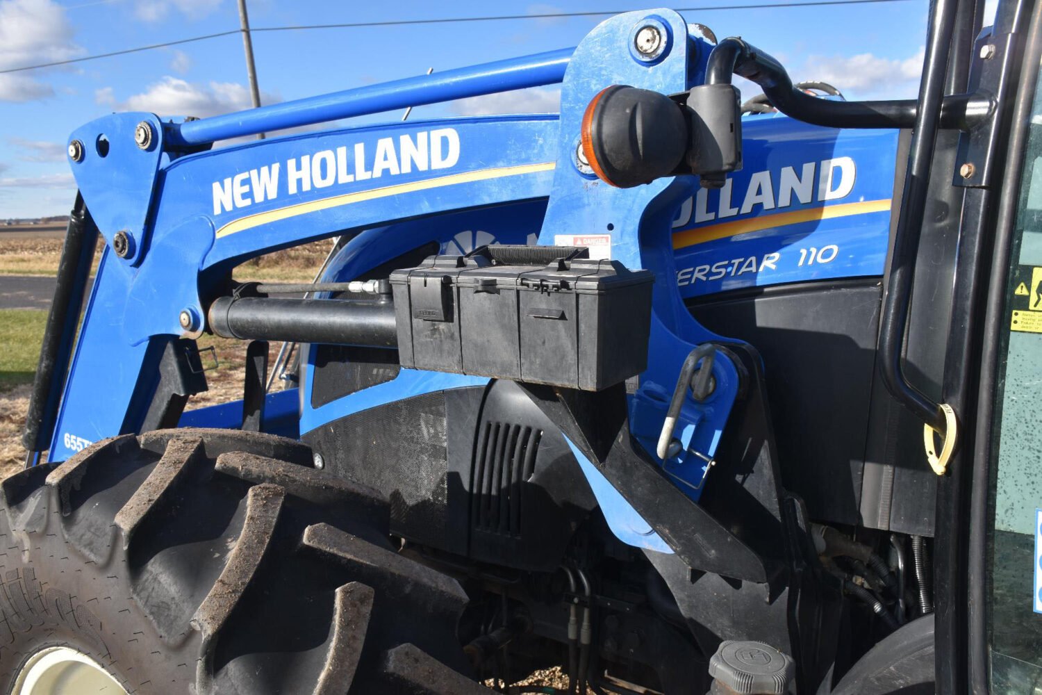 1new-holland-powerstar-110-mfwd-tractor-w-loader-2_56814e98d09a49b2b8d3530faf46805d