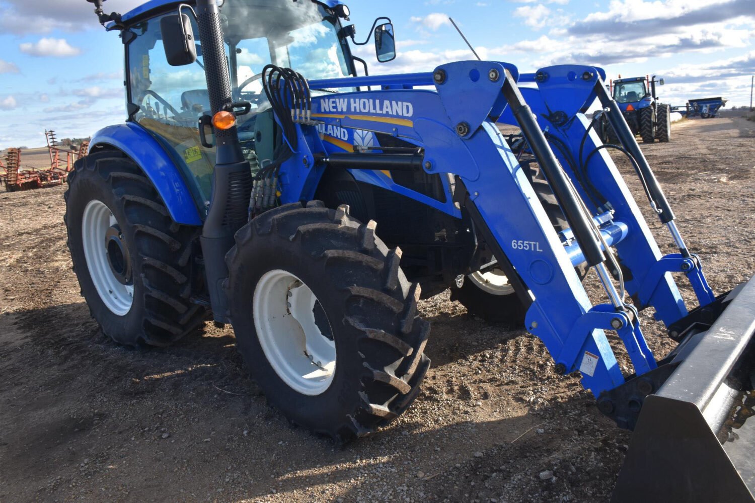 1new-holland-powerstar-110-mfwd-tractor-w-loader-2_6470801742c64851a72db16786603fab