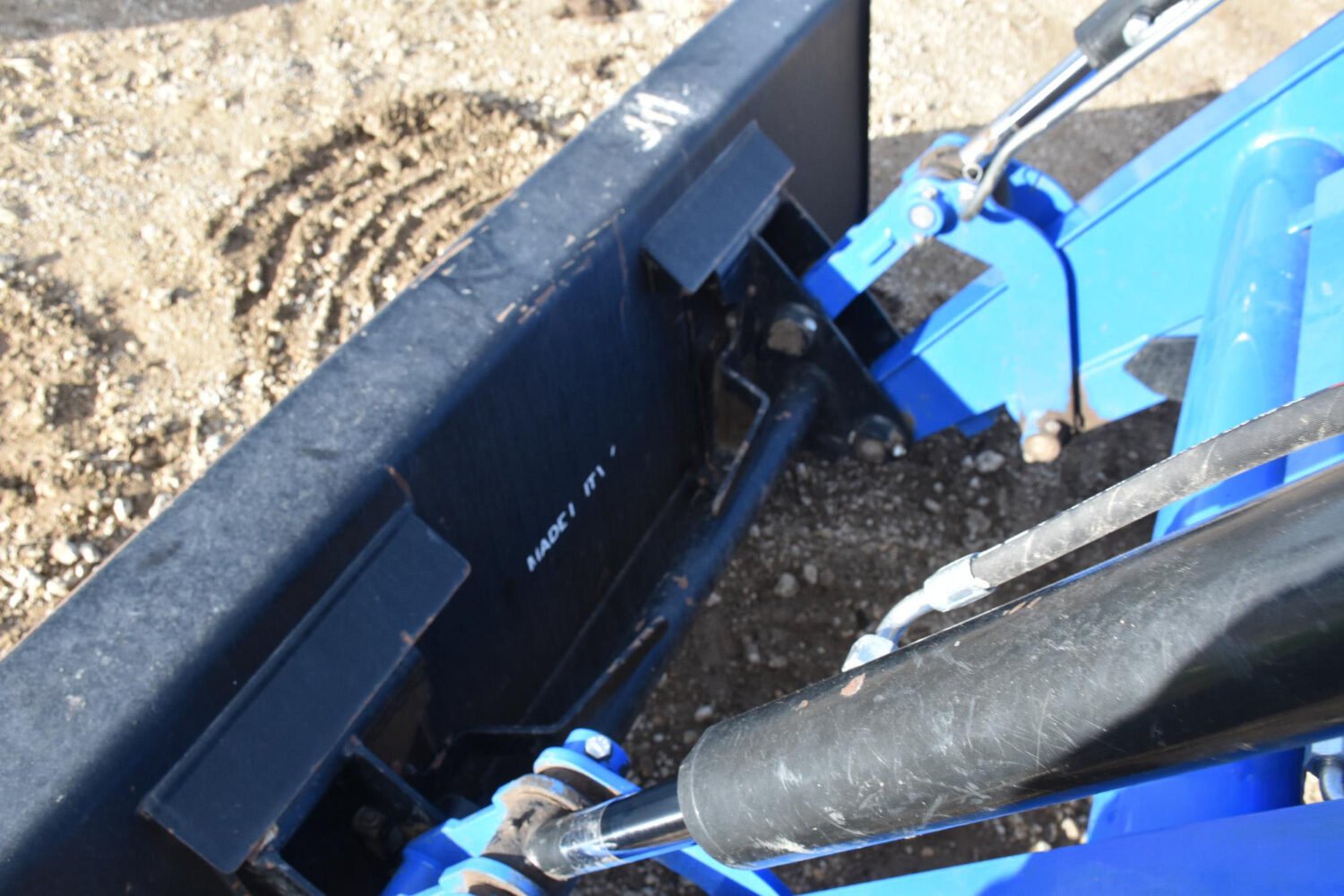 1new-holland-powerstar-110-mfwd-tractor-w-loader-2_8bf990b2fbdf4fc49a68fdb586ef0179