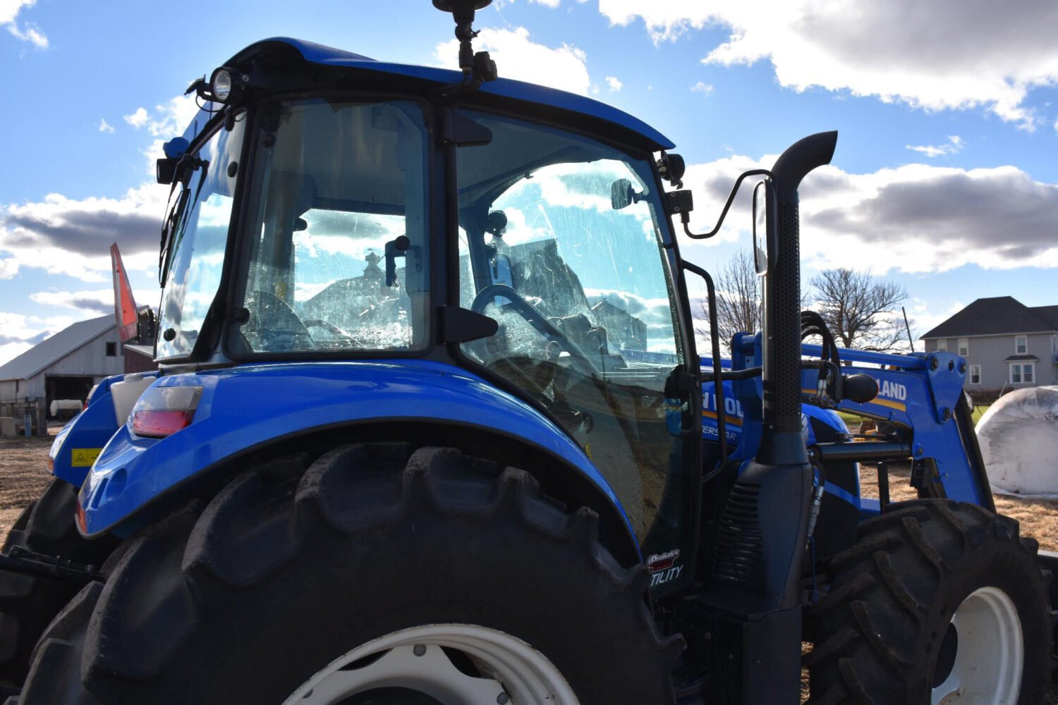 1new-holland-powerstar-110-mfwd-tractor-w-loader-2_9e0ab8bf619b4a5ebaaefdd27b99a878