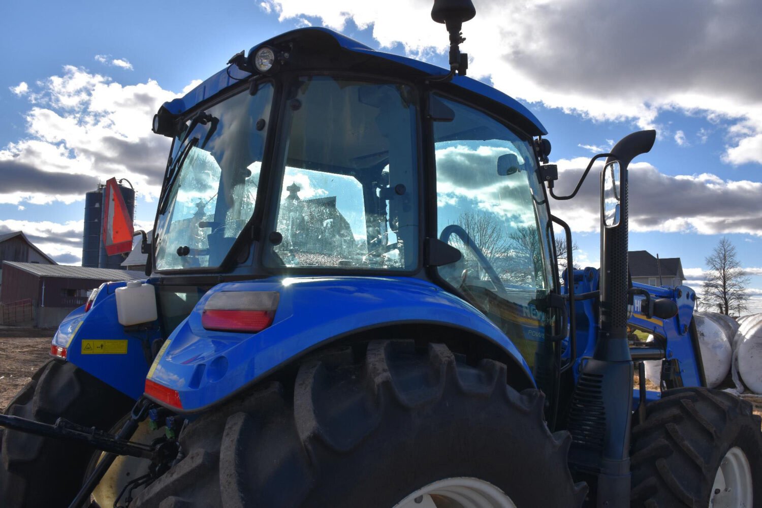 1new-holland-powerstar-110-mfwd-tractor-w-loader-2_9f7cb599742d4dc399216e3a5c42ec1e