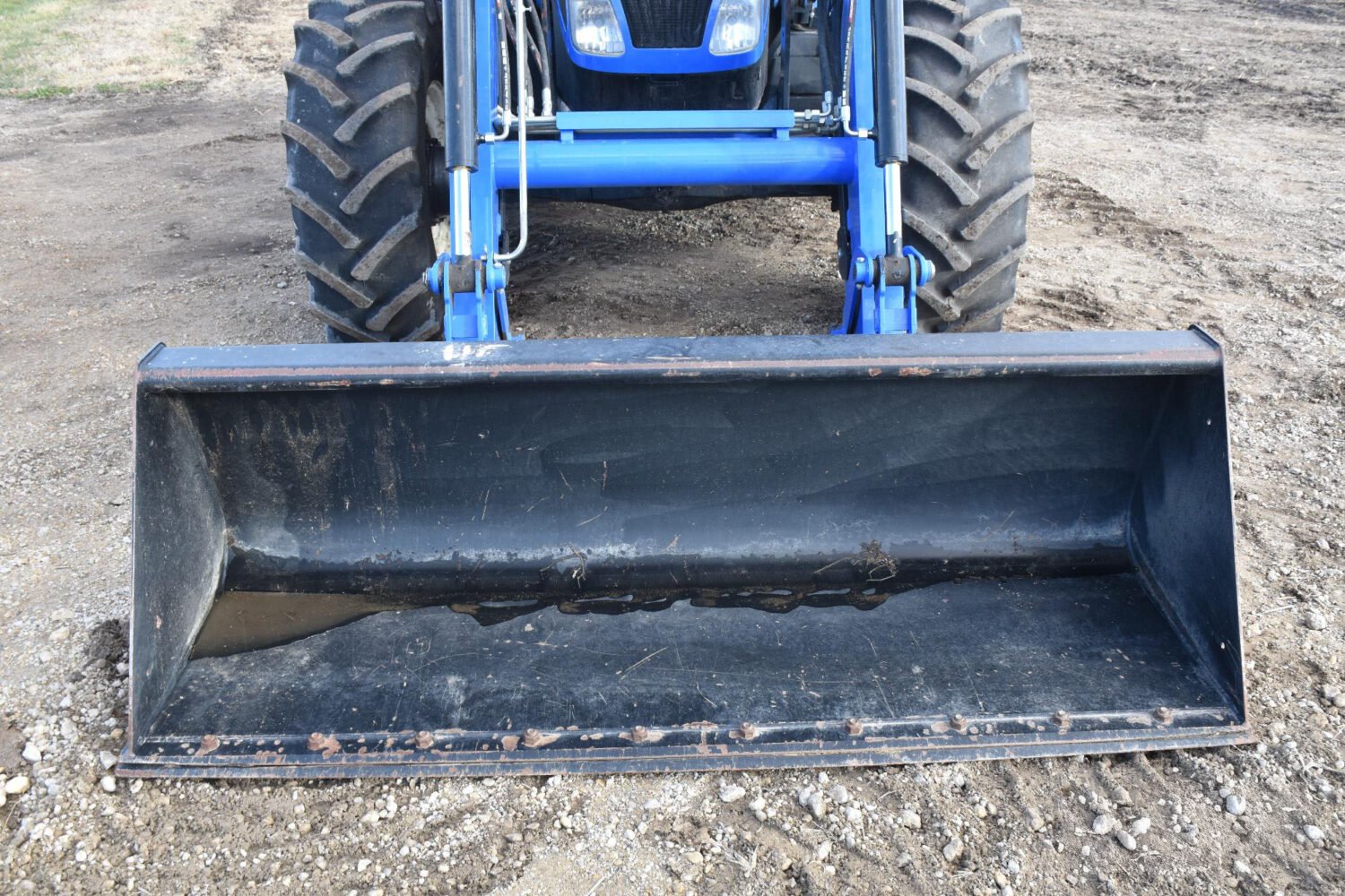 1new-holland-powerstar-110-mfwd-tractor-w-loader-2_f56b0f3d3fef49418472dc0e6f3f442a